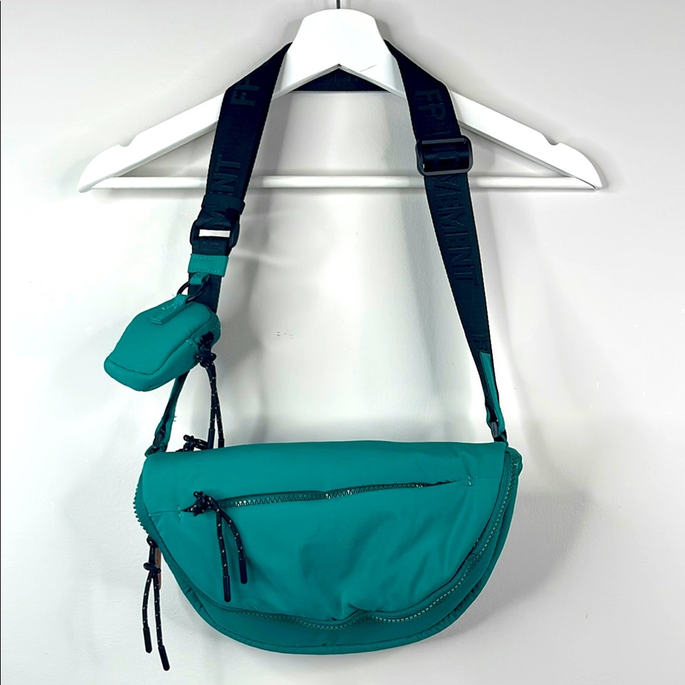 FP Movement NWT Hit the Trails Sling Bag Spearmint - Picture 2 of 6